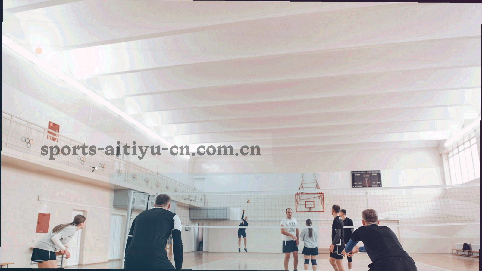 深墨绿色调的数据中心屏幕墙，屏幕上排列着足球赛事表格与实时数据曲线